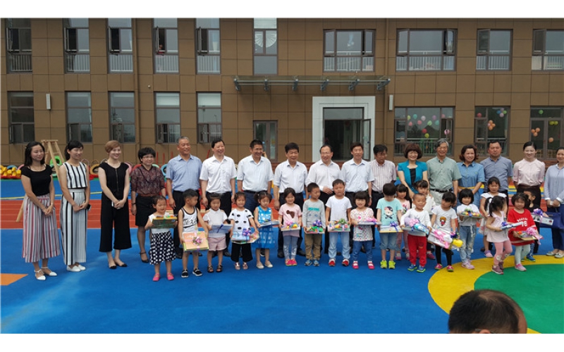 杜世源市長(zhǎng)蒞臨仙鶴幼兒園六一慰問